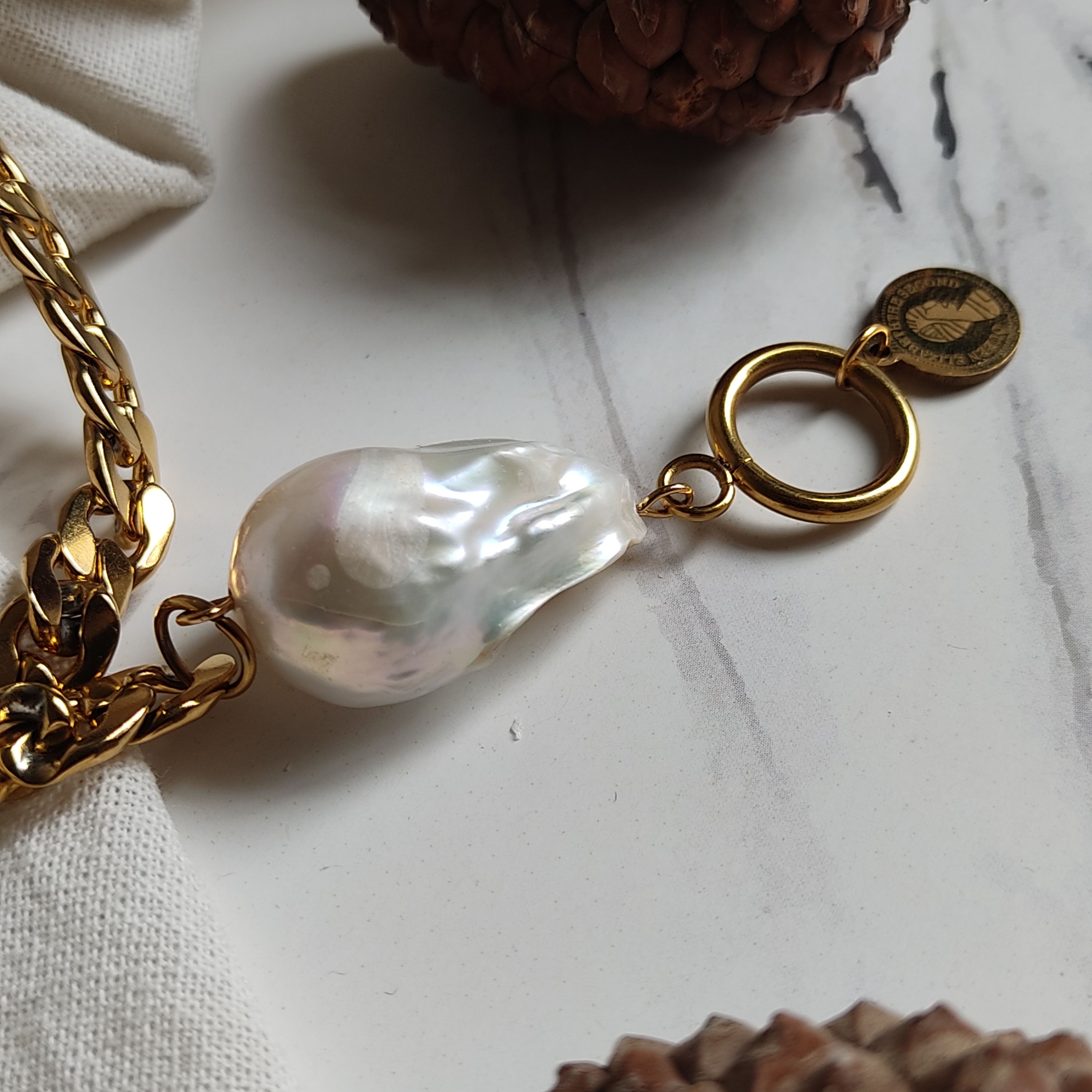 دستبند گلد زیبا به همراه قفل T و باروک اصل 