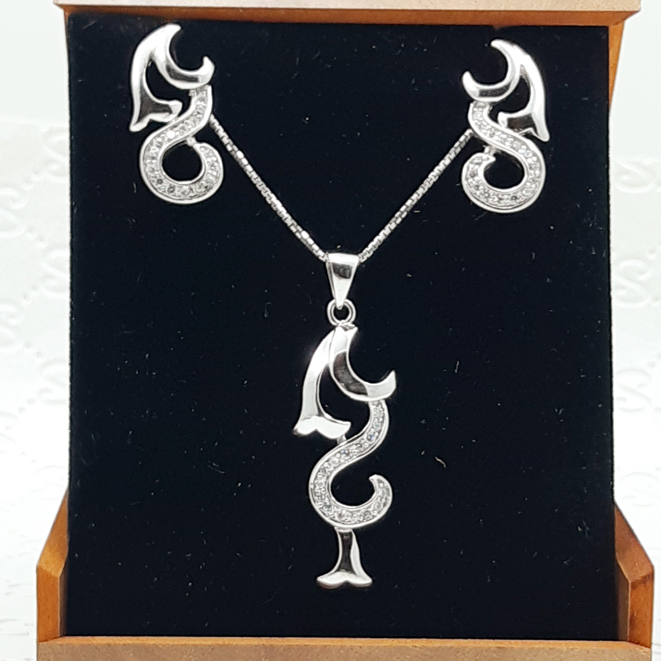 نیم ست نقره جواهر با آبکاری طلا سفید.