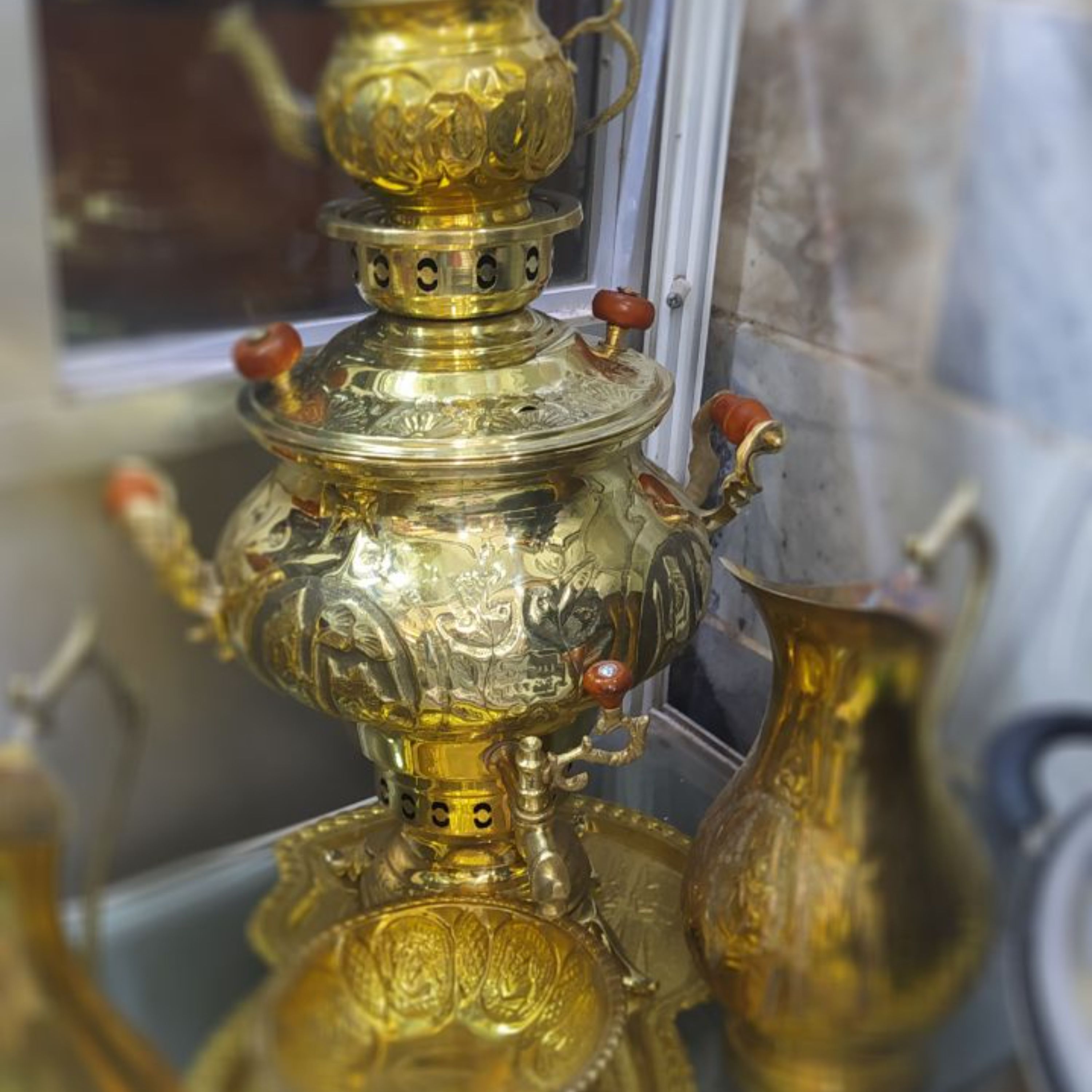 سماور ذغالی 6 لیتری قلم کاری برجسته هخامنشی همراه با سرویس ست 