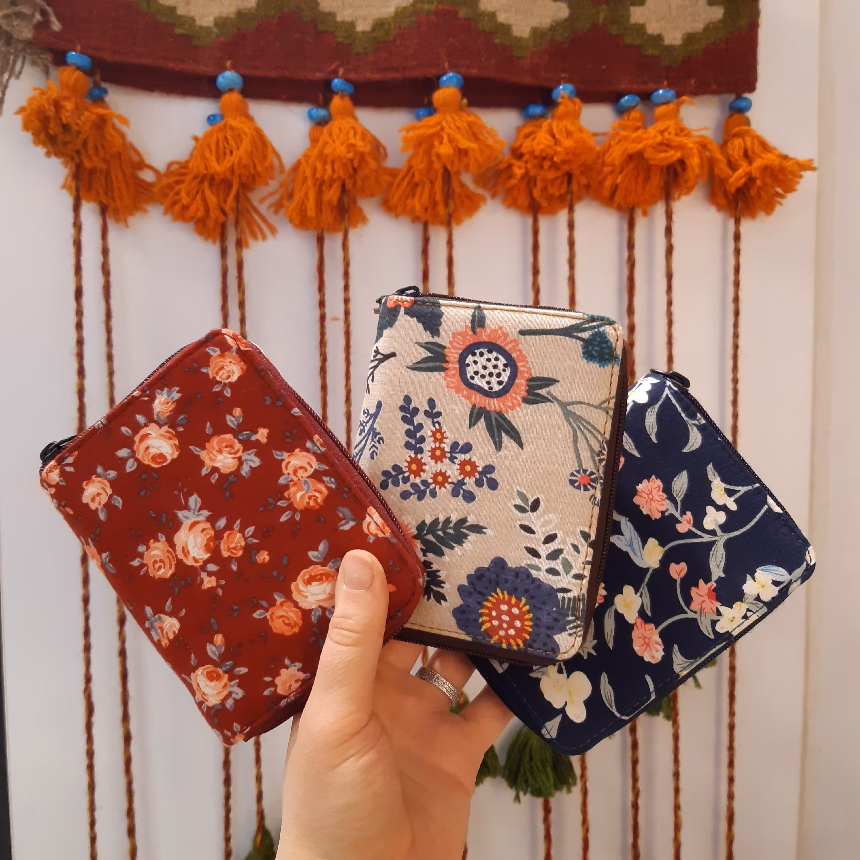 کیف پول مدل دور زیپ ترکیب چرم و پارچه در رنگبندی متنوع