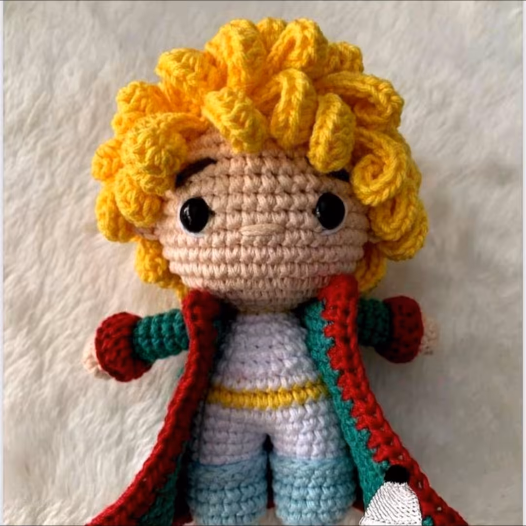 عروسک دستبافت شازده کوچولو با سایز تقریبی 20 سانت و رنگبندی متغیر 