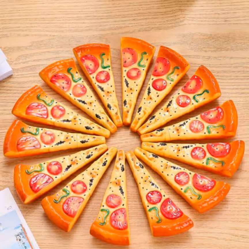 خودکار با طرح پیتزا رنگ جوهر آبی مگنت دار و می تونید با آهن ربا به درب یخچال هم بزنید تا خودکار تون هیج وقت گم نشه