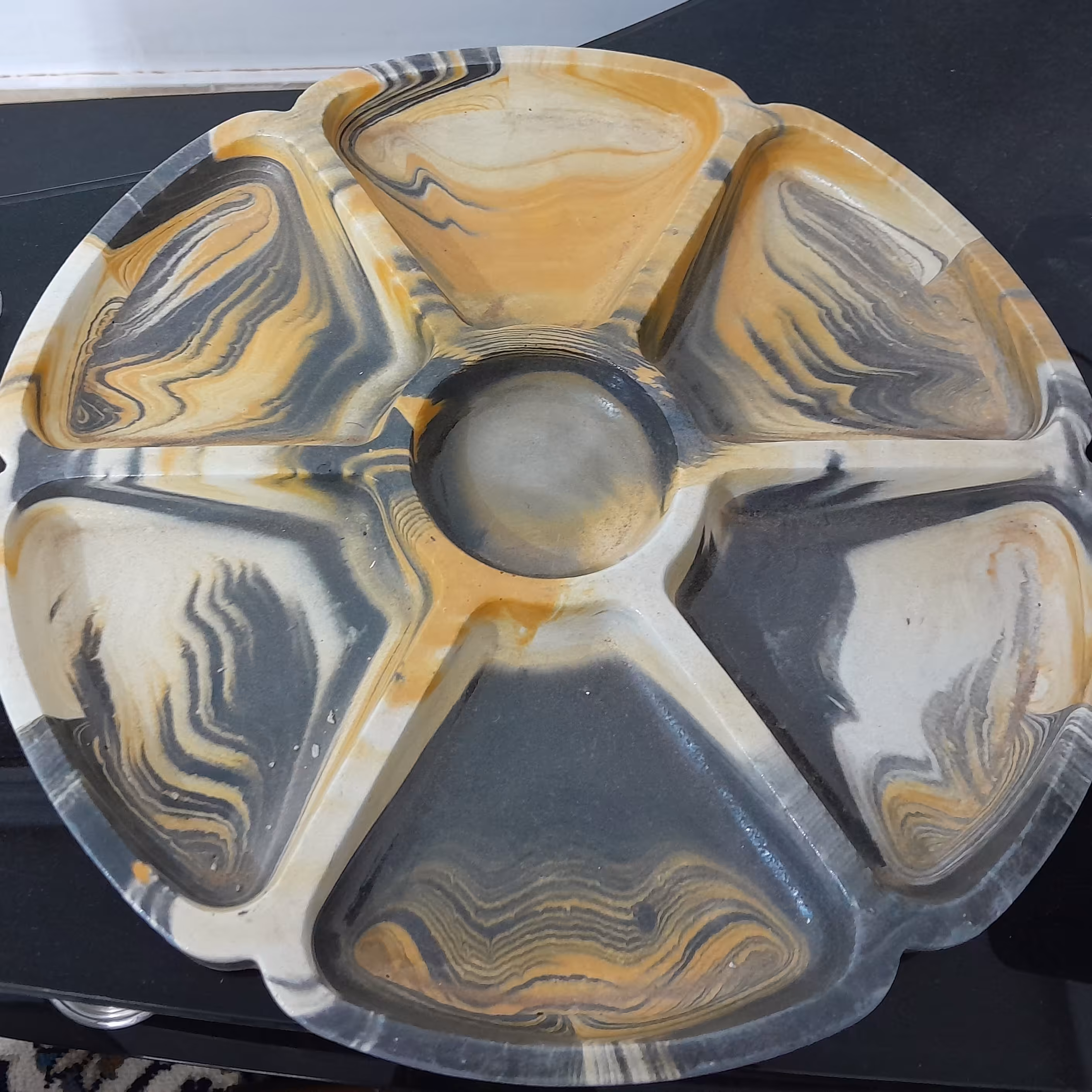 اردو خوری   شش ضلعی جنس سنگ مصنوعی  وزن 1200 گرم  رنگ نارنجی و کرم 