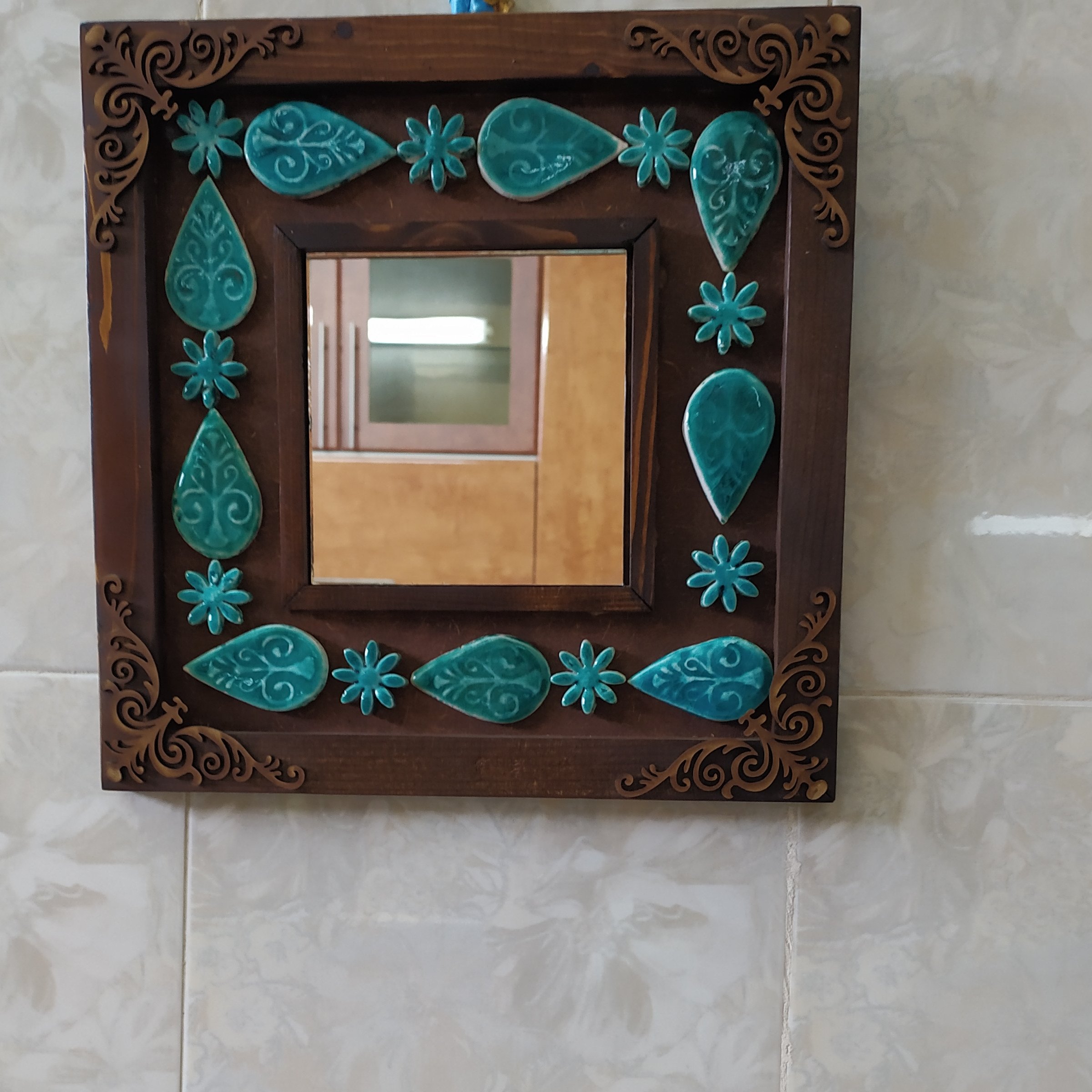 قاب آیینه مربع اشک و گل