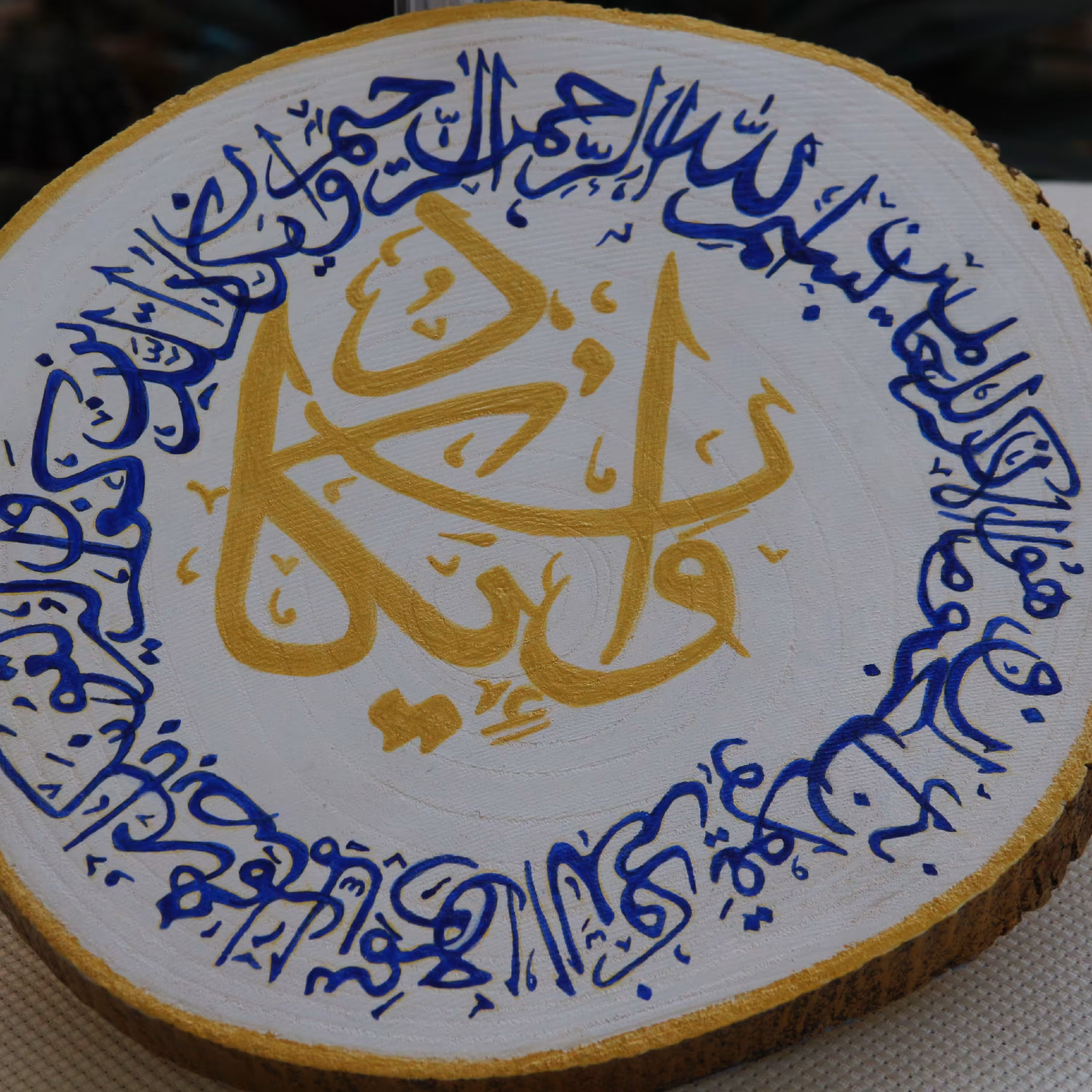 تابلو ان یکاد روی چوب 
سایز 20سانت
میتونی روی پایه بذاری روی میز کارت