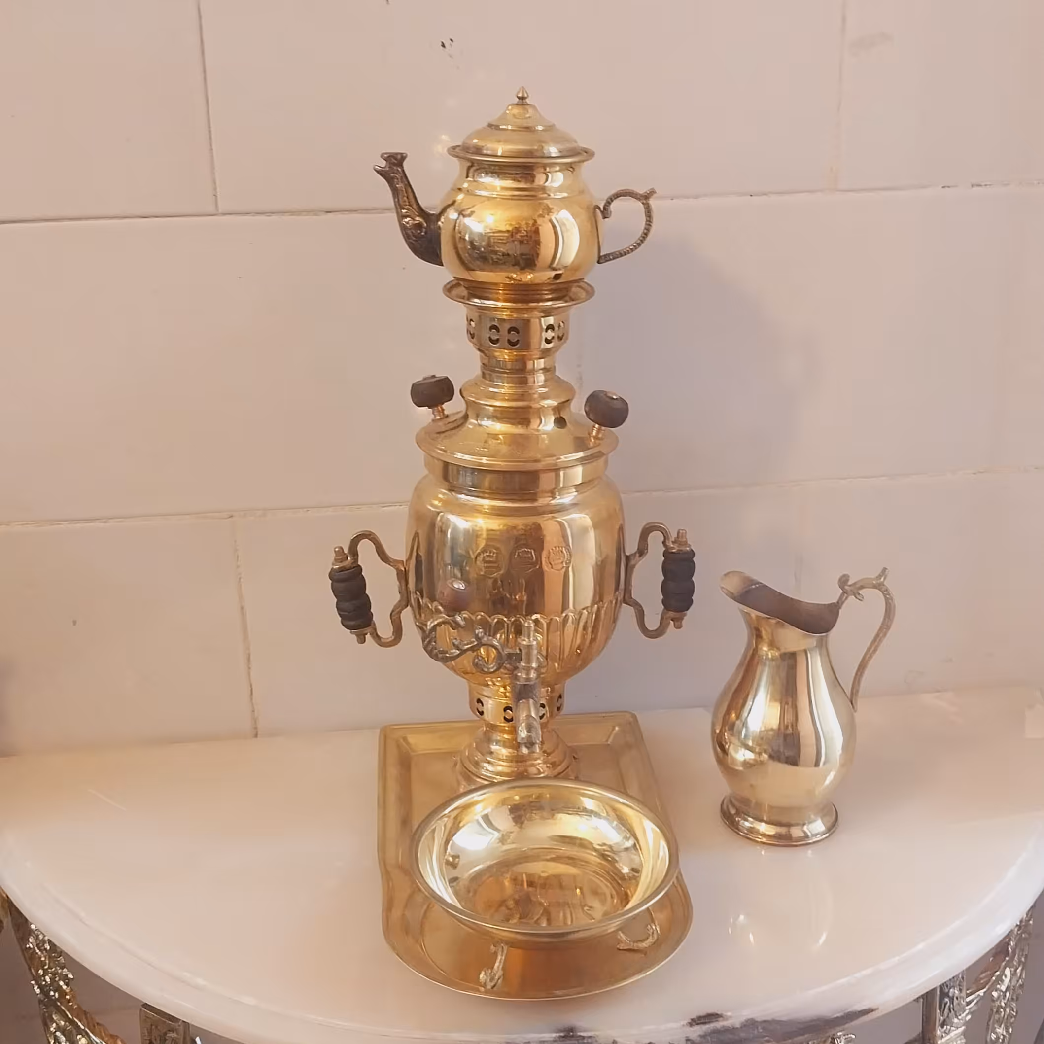 سماور دو لیتر و نیمی برنجی با سرویس