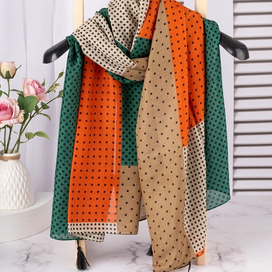 شال نخی صابونی طرح خال خالی رنگ نارنجی و سبز و کرم