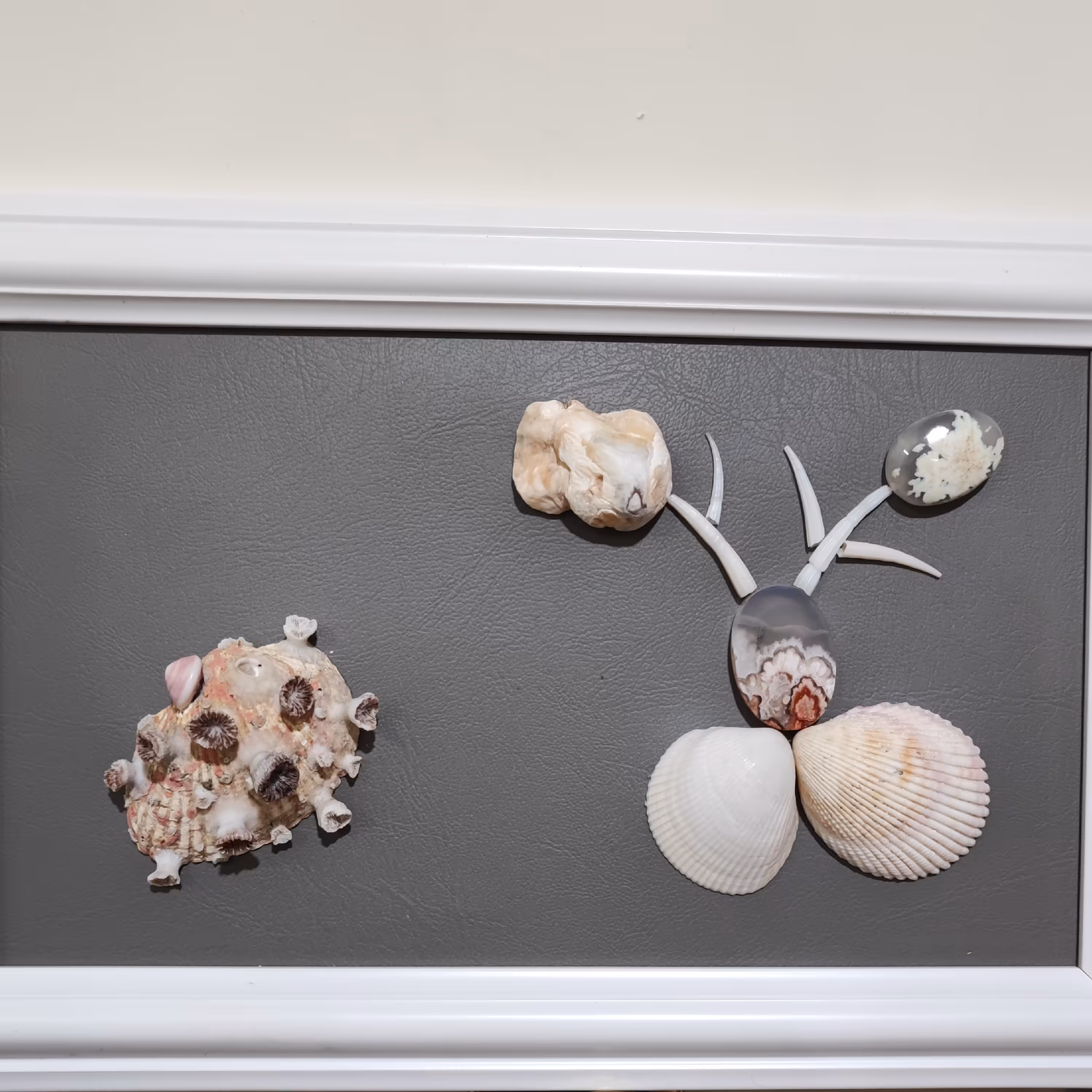 تابلو گلِ سنگ ، ترکیبی از صدف و عقیق