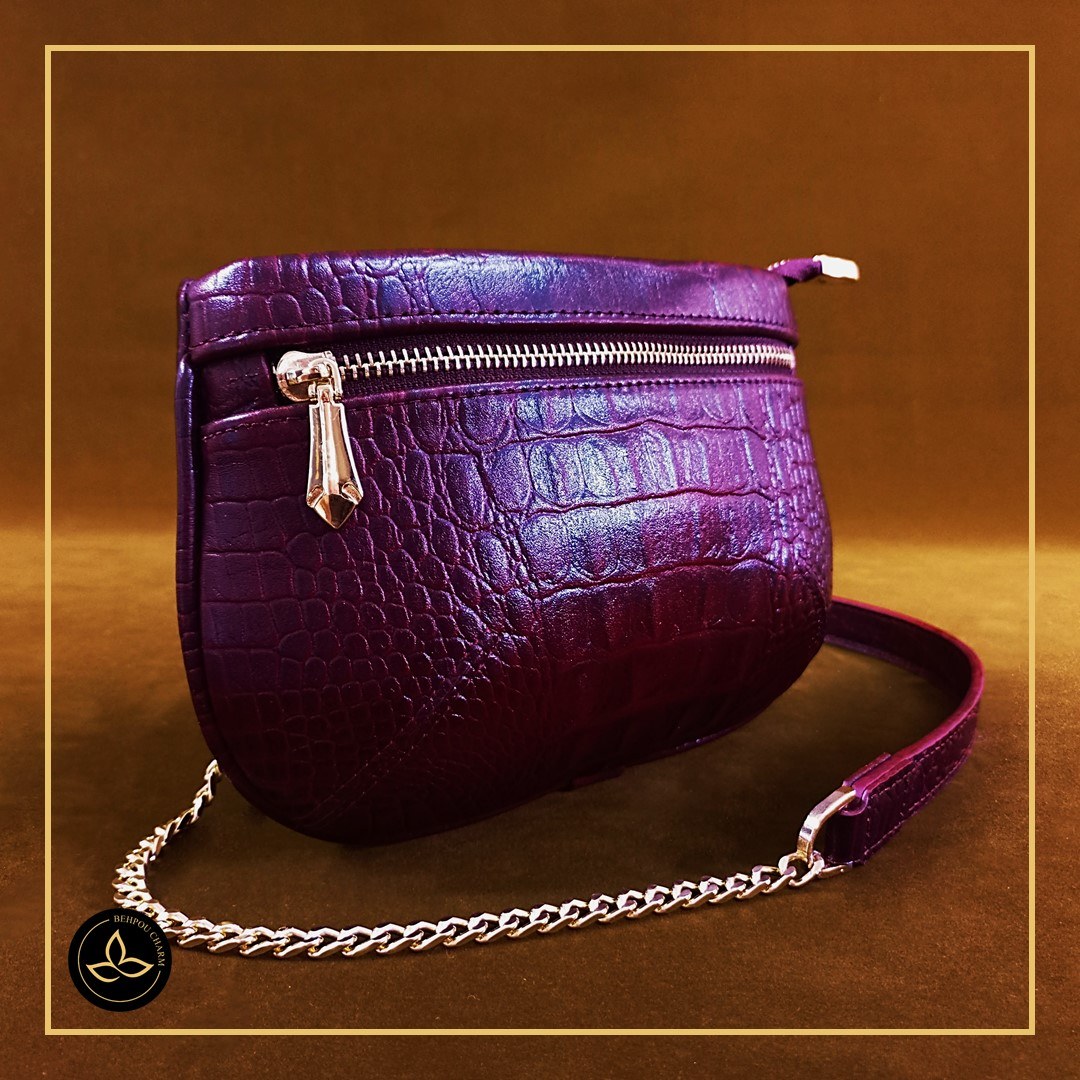 کیف زنانه دوشی چرم طبیعی گاوی مخصوص پیاده روی و استفاده روزمره-رنگ زرشکی طرحدار