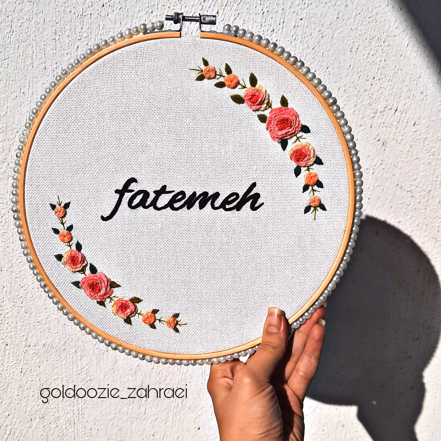 تابلو گلدوزی شده با دست طرح اسامی گلدوزی شده
