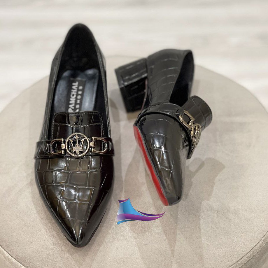 کفش کلاسیک
کد 204
قالب استاندارد
جنس ورنی
پاشنه5سانت
پاخور شیک
Size36ta41