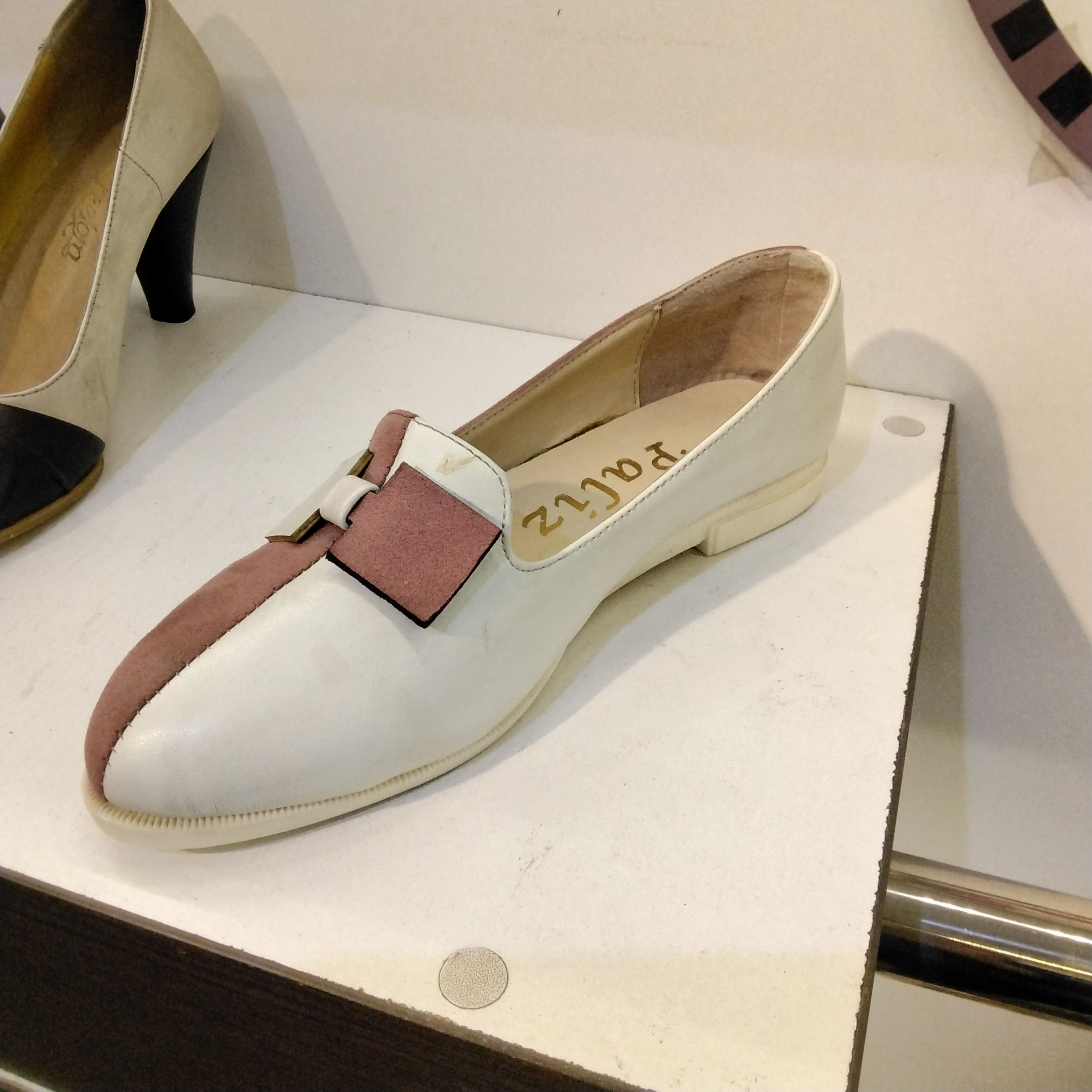 حراج کفش زنانه رنگ سفید صورتی