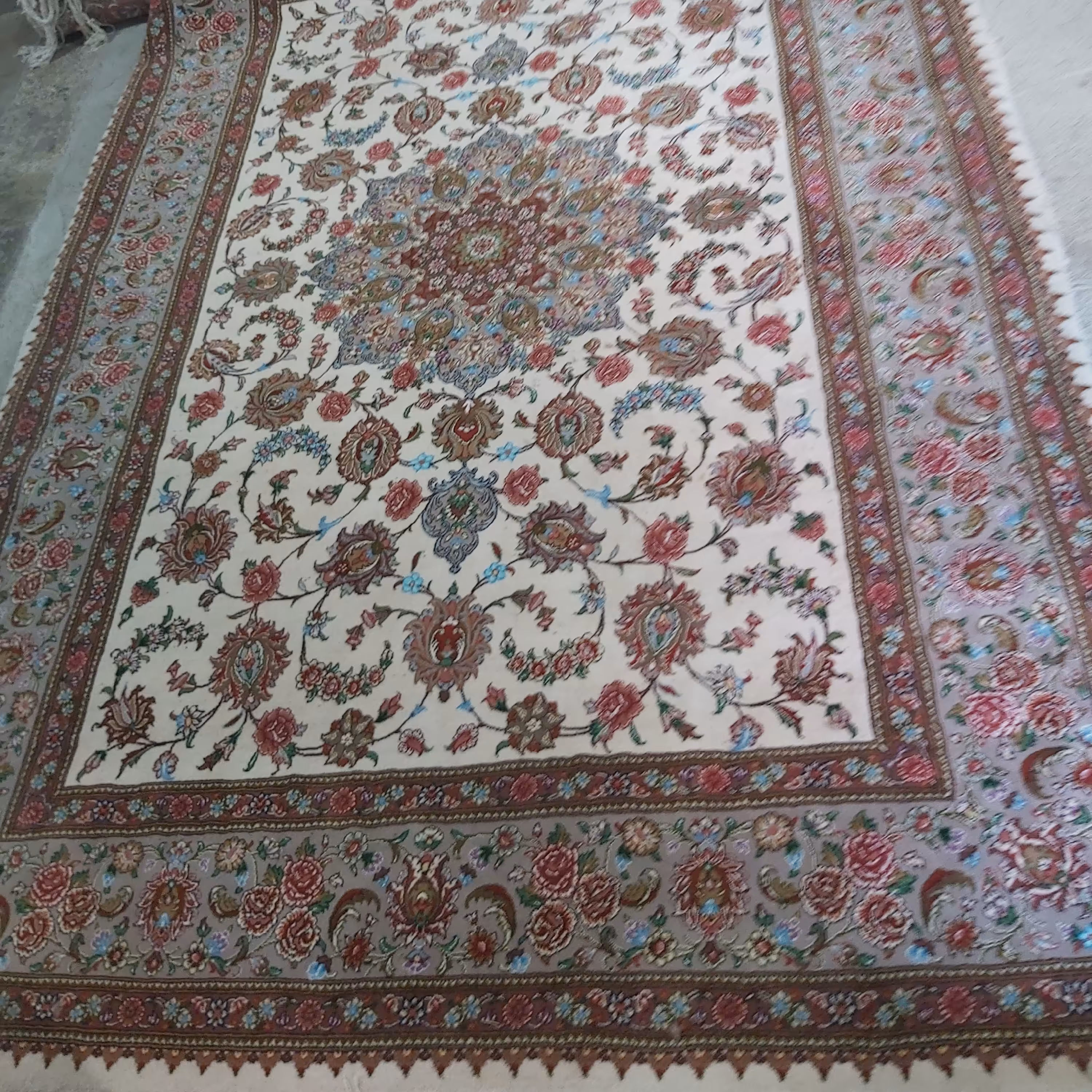 6 متری طرح افشان ترنج زمینه کرم حاشیه بژ