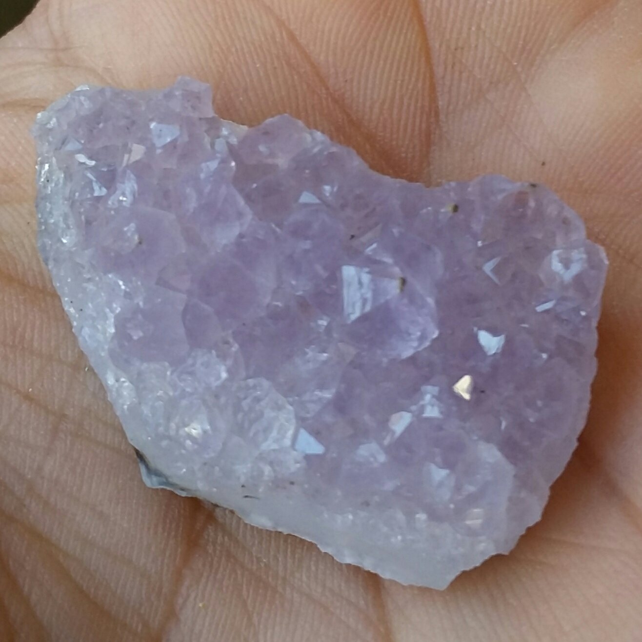 سنگ راف حبه شده آمیتیس بلور درشت بسیار پر رنگ بسیار زیبا دیدنی کاملا طبیعی شااهکار خلقت خاص