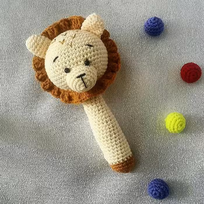 جغجغه دسته دراز طرح شیر قلاب بافی شده حدودا 17 سانتی