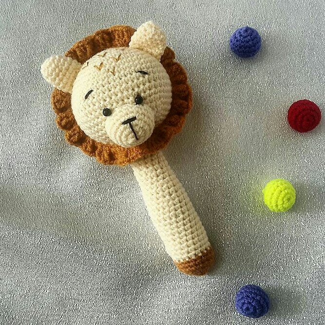 جغجغه دسته دراز طرح شیر قلاب بافی شده حدودا 17 سانتی