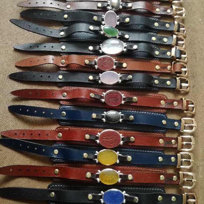 دستبند چرم طبیعی شتر با نگینهای متنوع