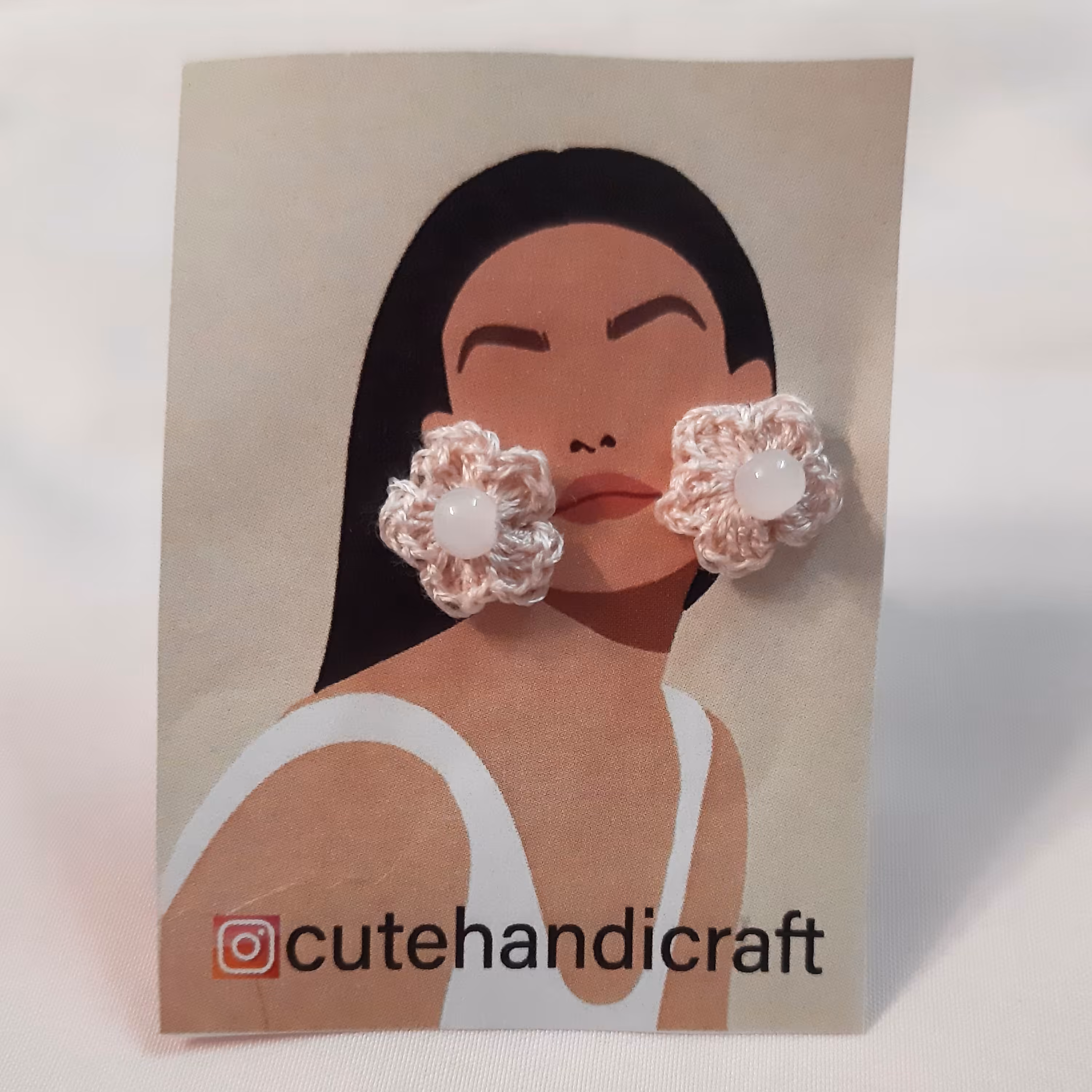 گوشواره میخی گل صورتی بافتنی 