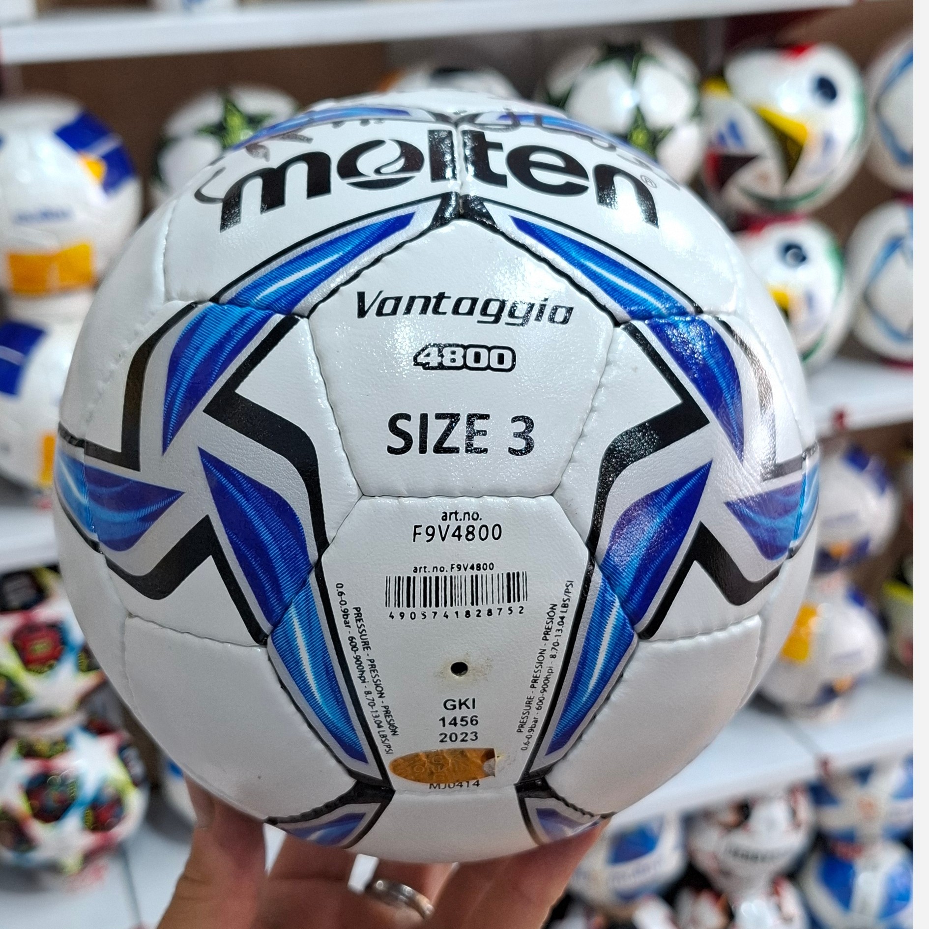 توپ فوتسال سایز 3 مخصوص گل کوچک با ضمانت وسوزنی وارسال رایگان در ارزانکده توپ کرمان 