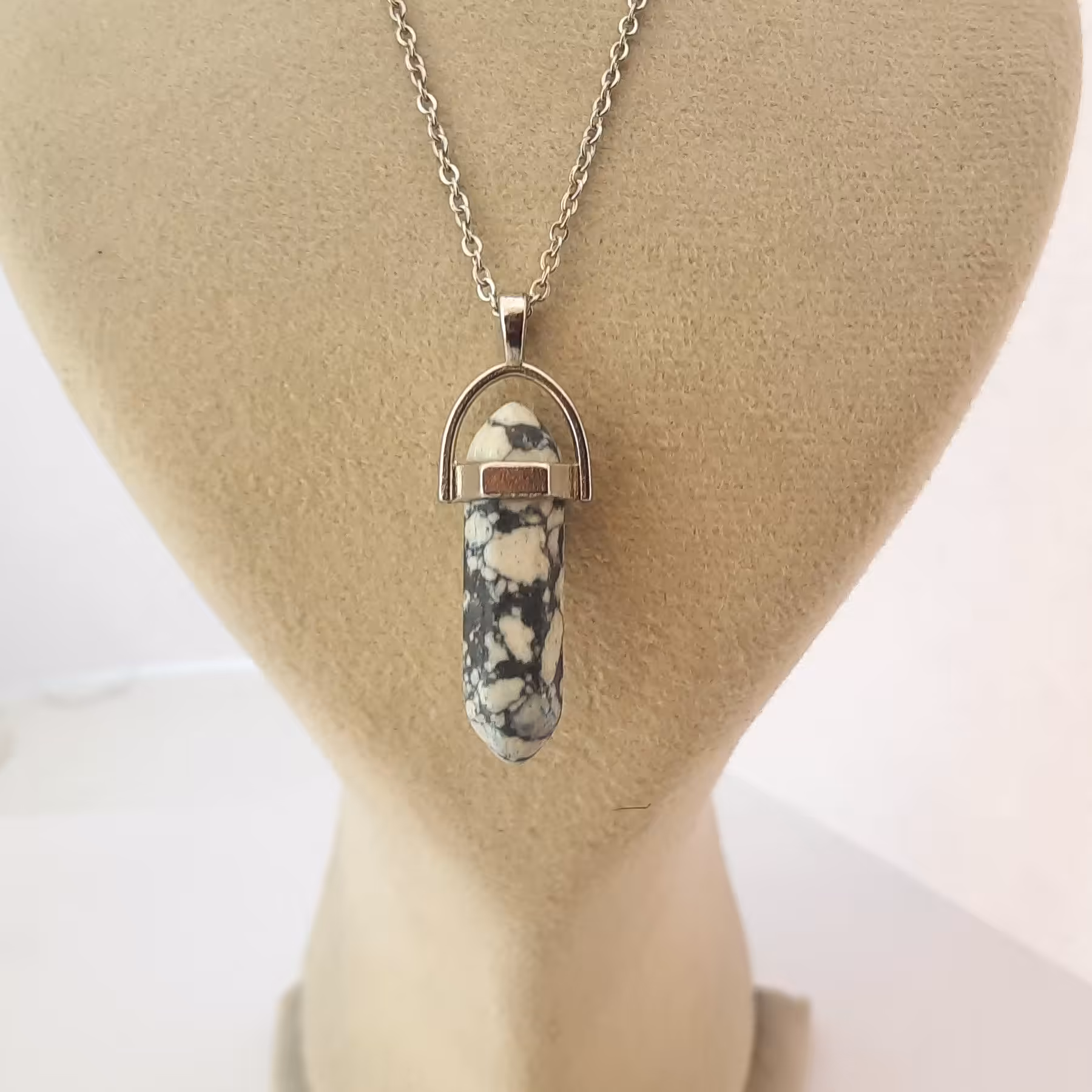 گردنبند سنگ هائولیت تراش مداد یا منشور کد و500 به همراه زنجیر استیل رنگ ثابت