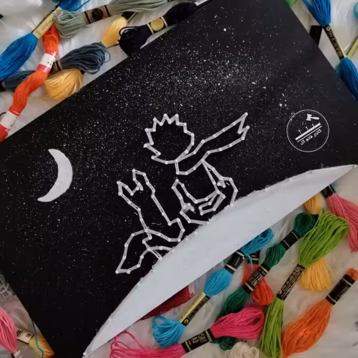 تابلو دکوری  دست ساز میخ و نخ طرح شازده کوچولو