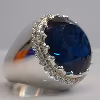  انگشتر دست ساز قلم زنی شده با نگین یاقوت کبود