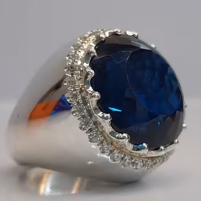  انگشتر دست ساز قلم زنی شده با نگین یاقوت کبود