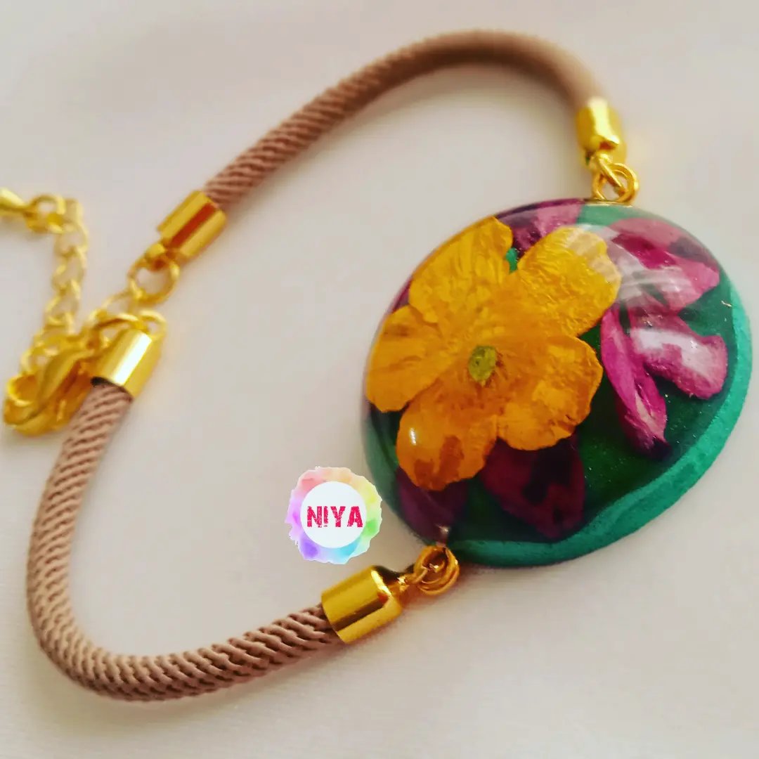 دستبند رزینی دستساز،  با گل زرد و گلبرگ های صورتی، در نهایت شفافیت، نشکن و ضد حساسیت