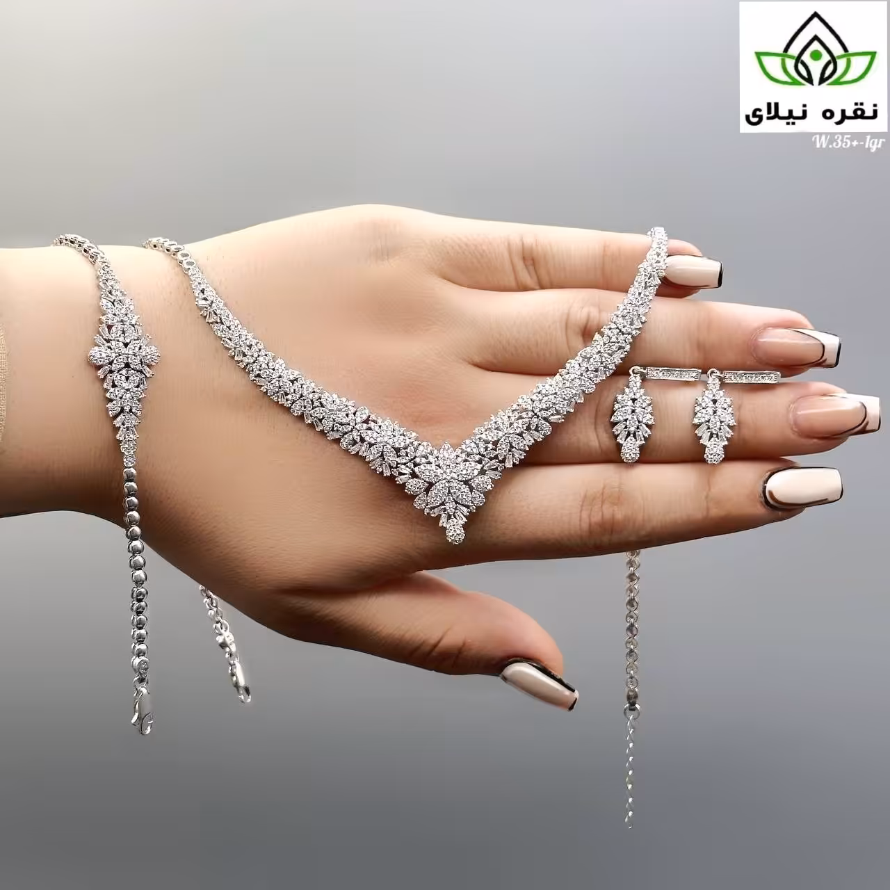 سرویس جواهری  نقره
کاری شیک و مجلسی
ابکاری طلای سفید 
 کپی طلا مو نمیزنه
بهترین برای نو عروسان .،ارسال رایگان 