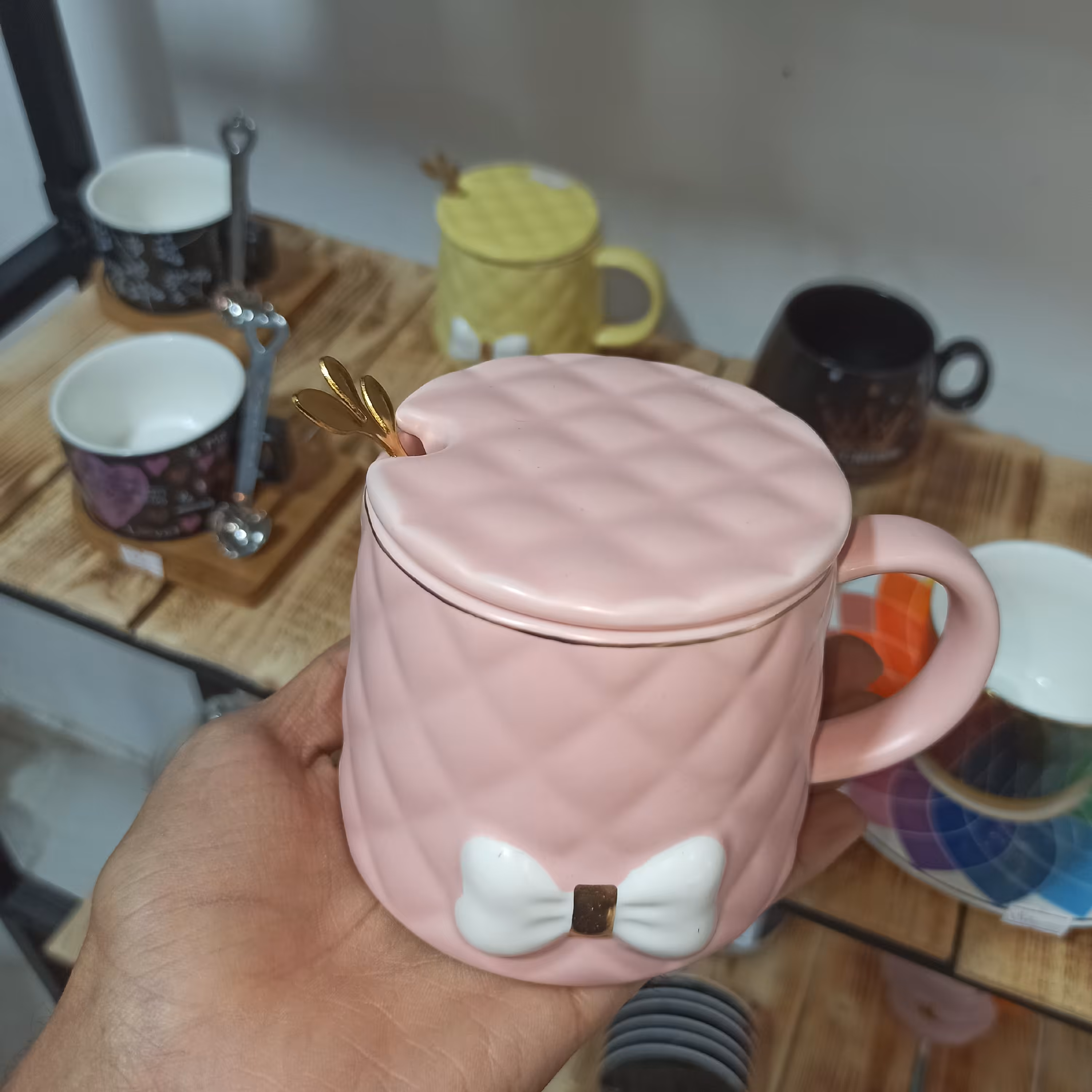 ماگ درب دار طرح پاپیون قاشق دار