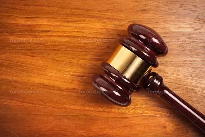 عکس چکش عدالت روی میز | گرافیک با طعم تربچه