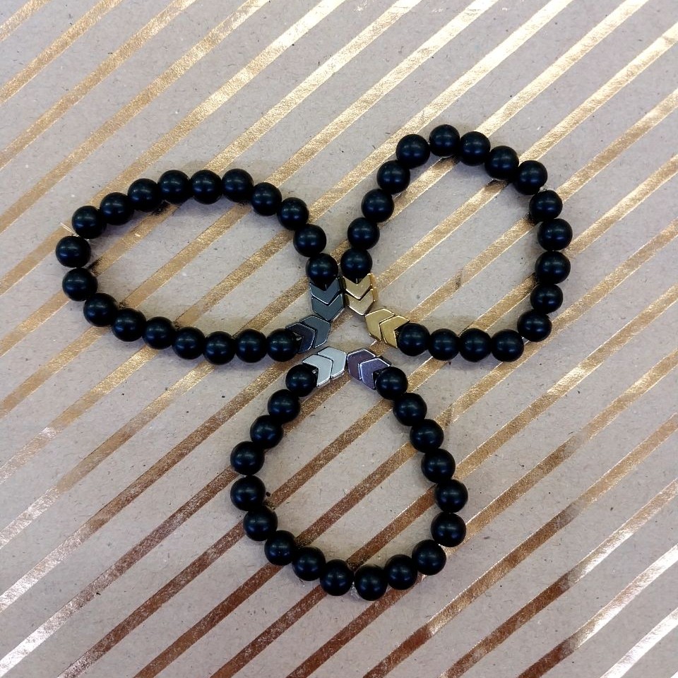 
دست بند مرواریدی رنگ مشکی مات