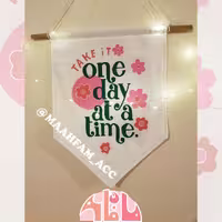 آویز دیوارکوب چوبی و پارچه ای مدل take it one day at a time ماه فام