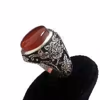 انگشتر عقیق یمن، رکاب قلمزنی برجسته گل و مرغ، عقیق رمانی زجاجی یمنی