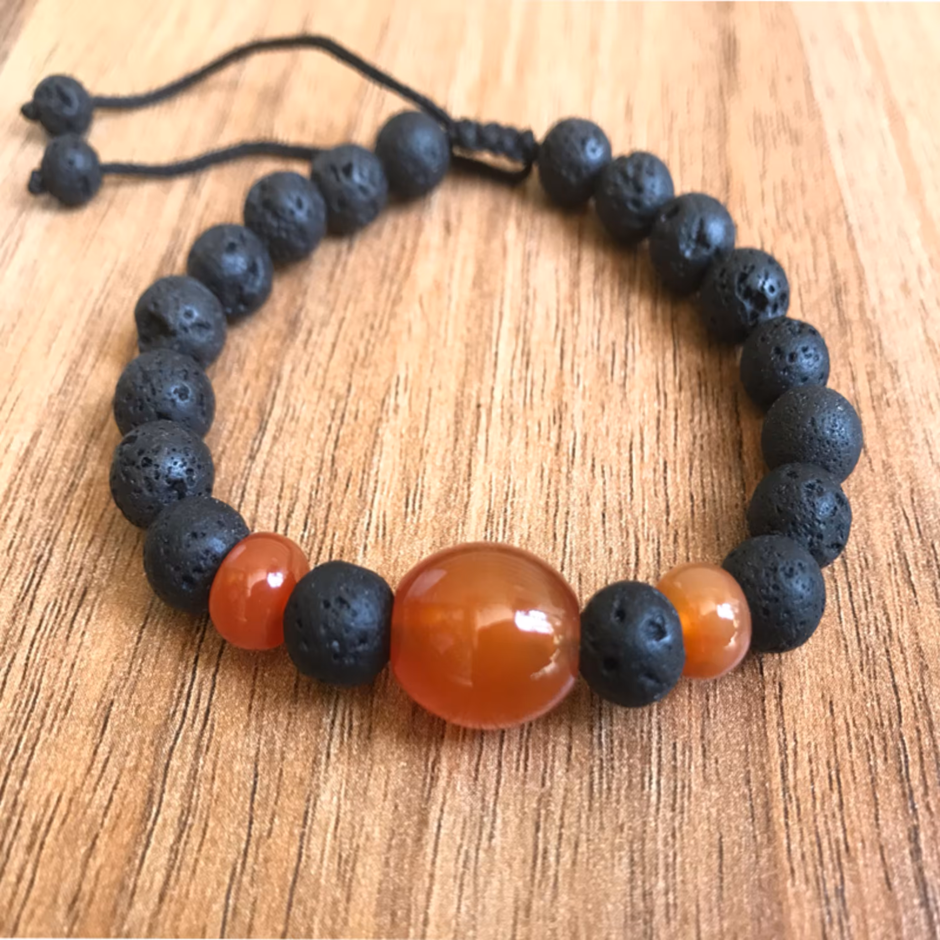 دستبند مدل آنیسا تلفیقی از سنگ های لاوا و عقیق