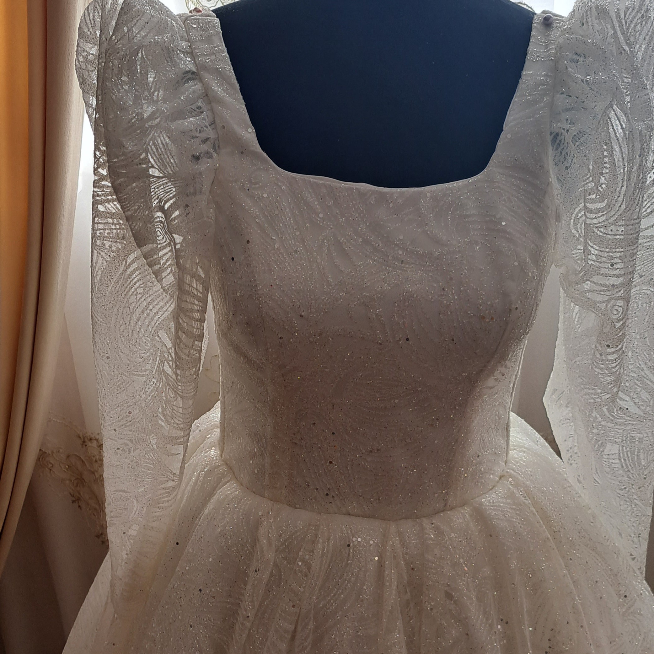 لباس عروس کاملا فیکس بدن تن خور عالی دست دوز  مدل یقه گرد .استین جنس لباس دست دوز وقابل سفارش برای تمام اندازه وسایزها