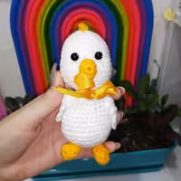 عروسک بافتنی دست بافت طرح اردک زرد 