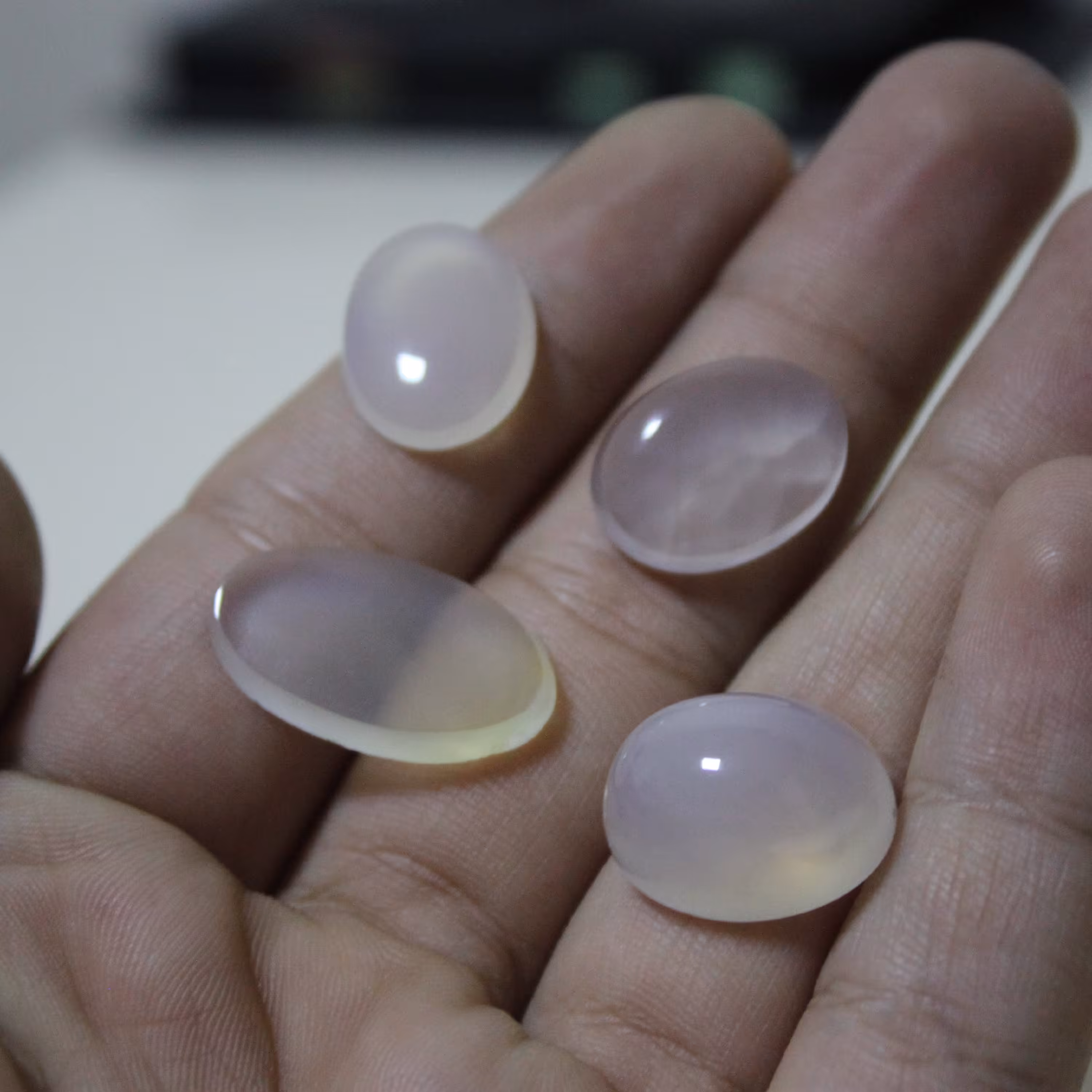 عقیق سفید  بیضی تخت و رو گرد و یک دونه طرح اشک 