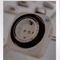 پریز تایمر دار 24 ساعته مدلSE MT20  SEVEN رنگ سفید مشکی 16 آمپر ساخت چین فاقد گارانتی 220 ولت اتصال از طریق دوشاخ برق  