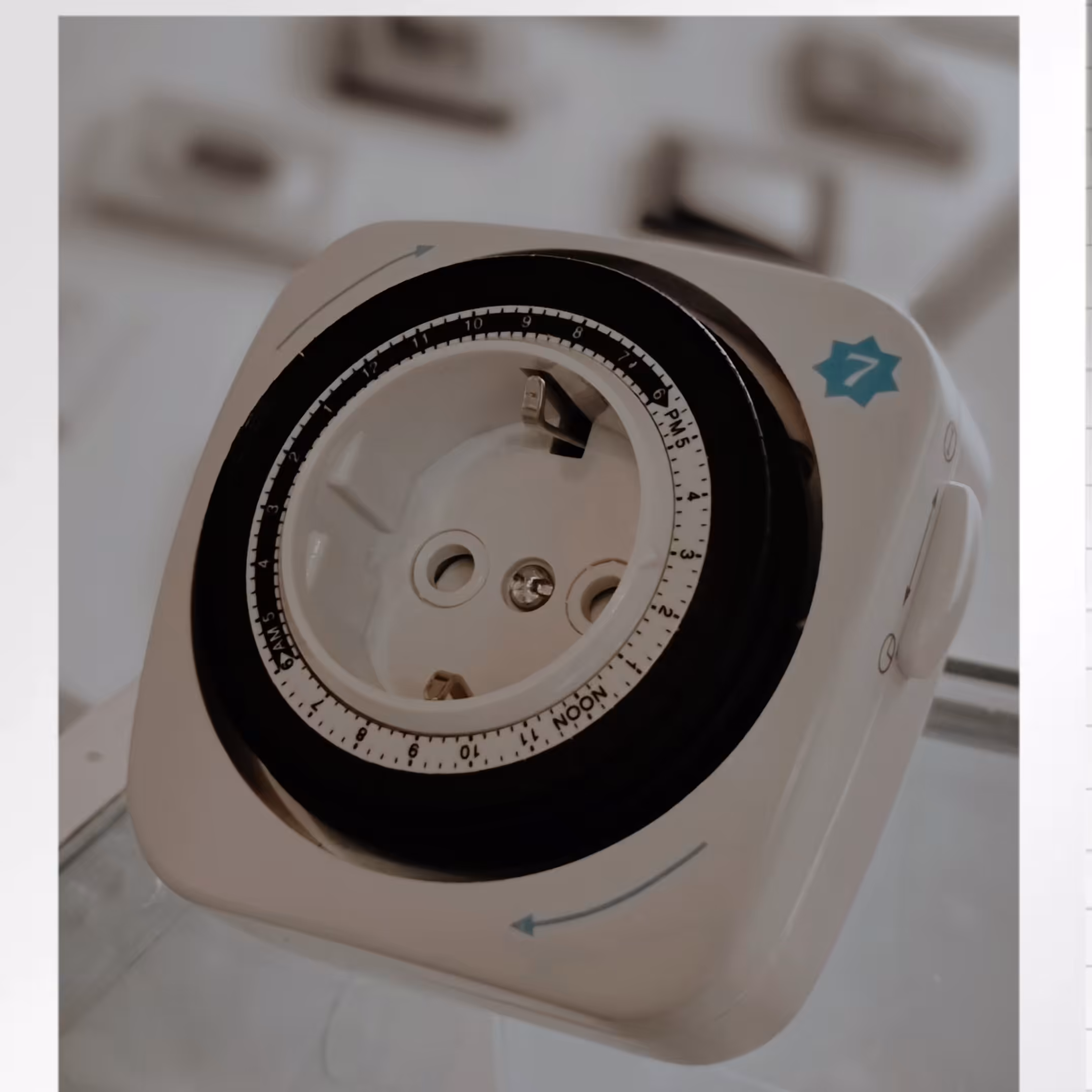 پریز تایمر دار 24 ساعته مدلSE MT20  SEVEN رنگ سفید مشکی 16 آمپر ساخت چین فاقد گارانتی 220 ولت اتصال از طریق دوشاخ برق  