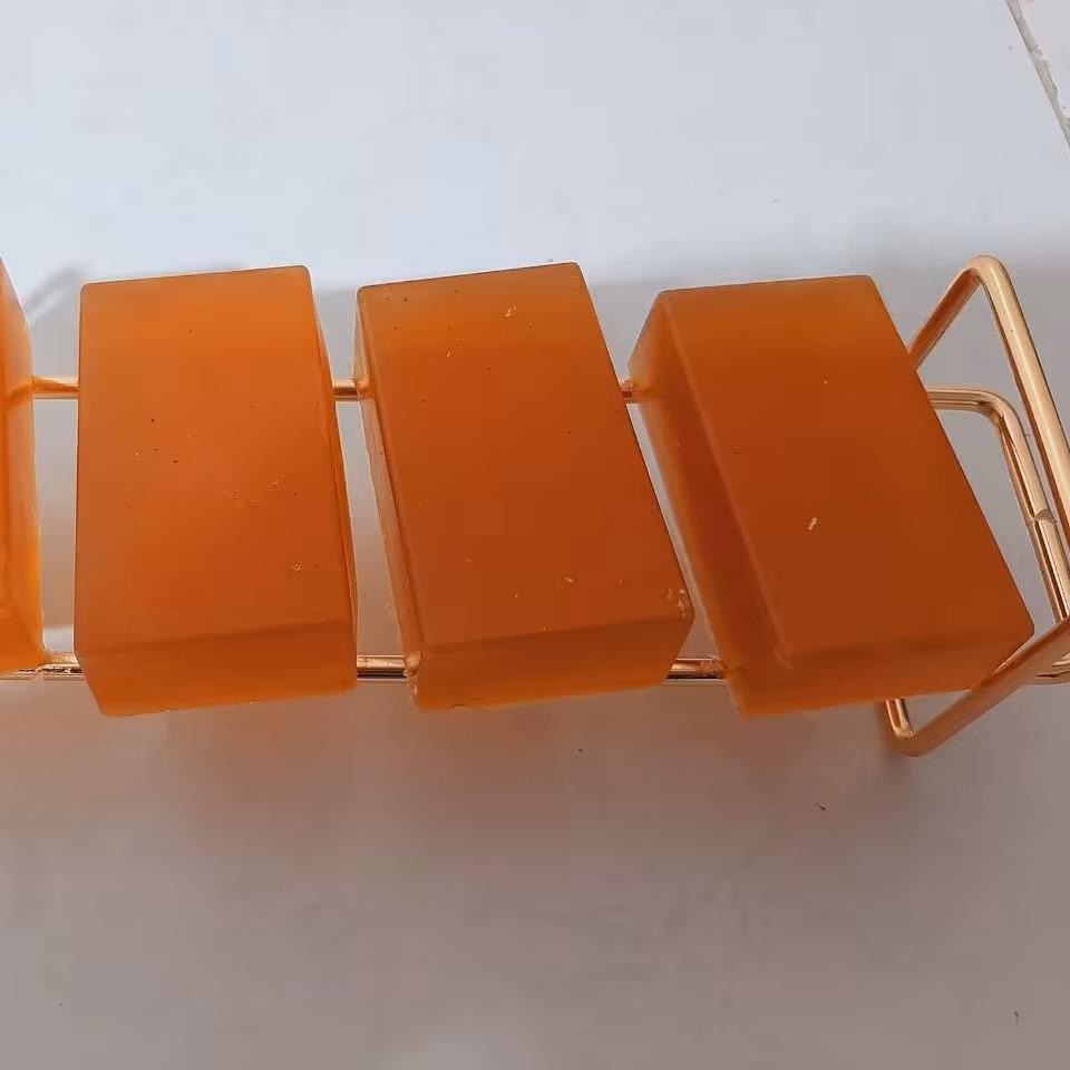 صابون گلیسیرینه زردچوبه  85 گرم برای روشن شدن پوست مناسب هست و ضدلک و ضدجوش و مناسب پوستهای چرب و خشک میباشد .