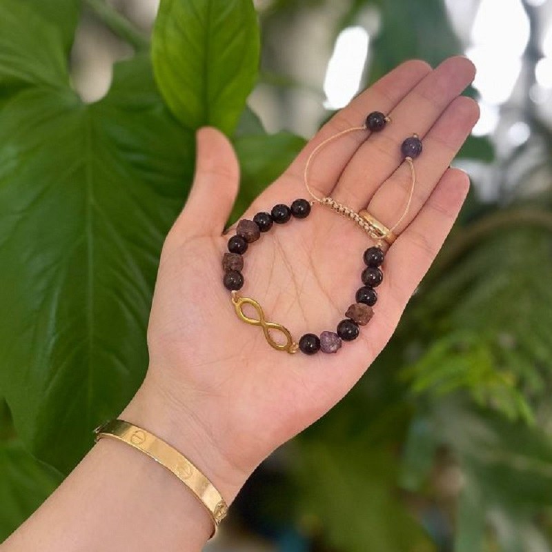 دستبند گارنت و یاقوت با پلاک بینهایت