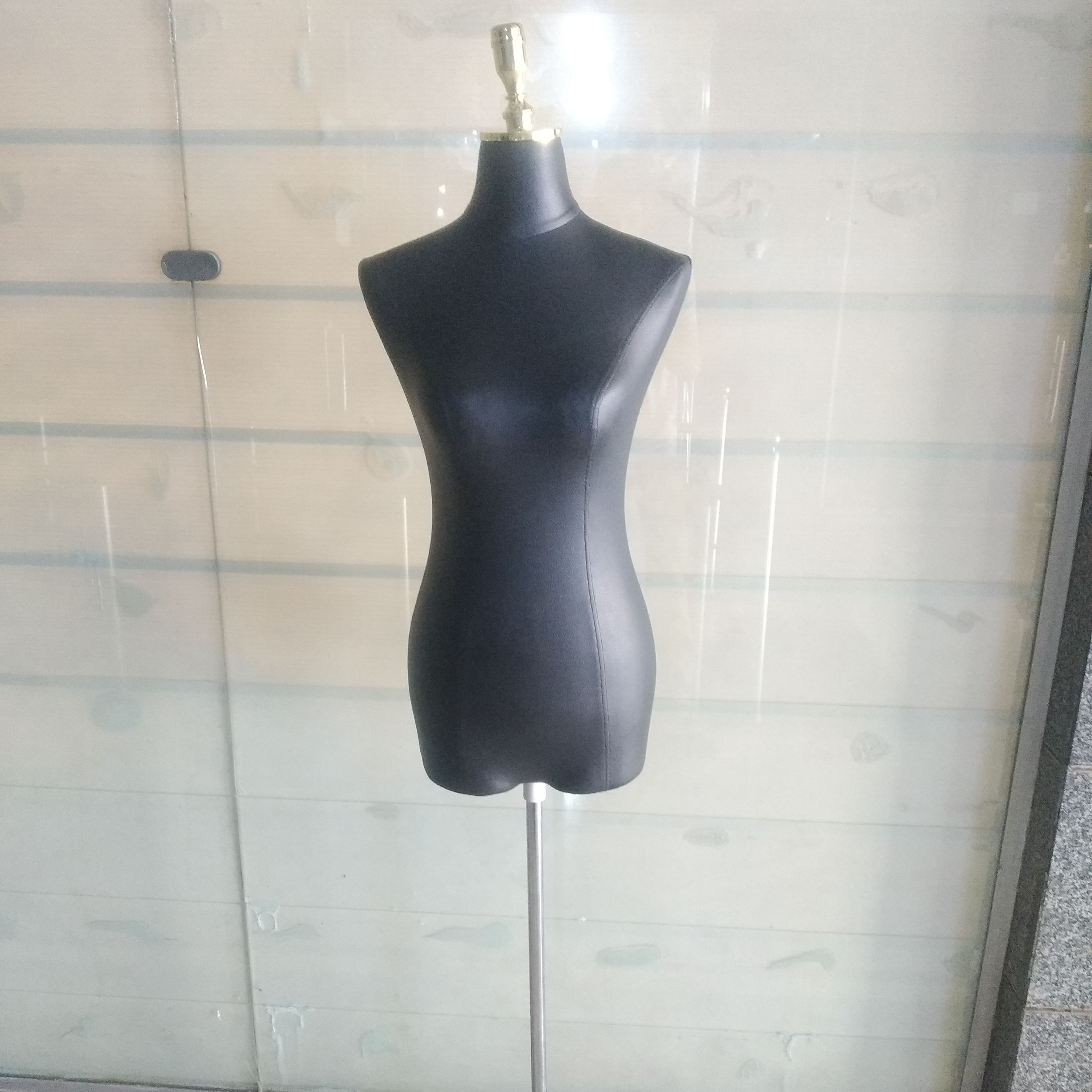 مانکن یونولیتی روکش چرم 