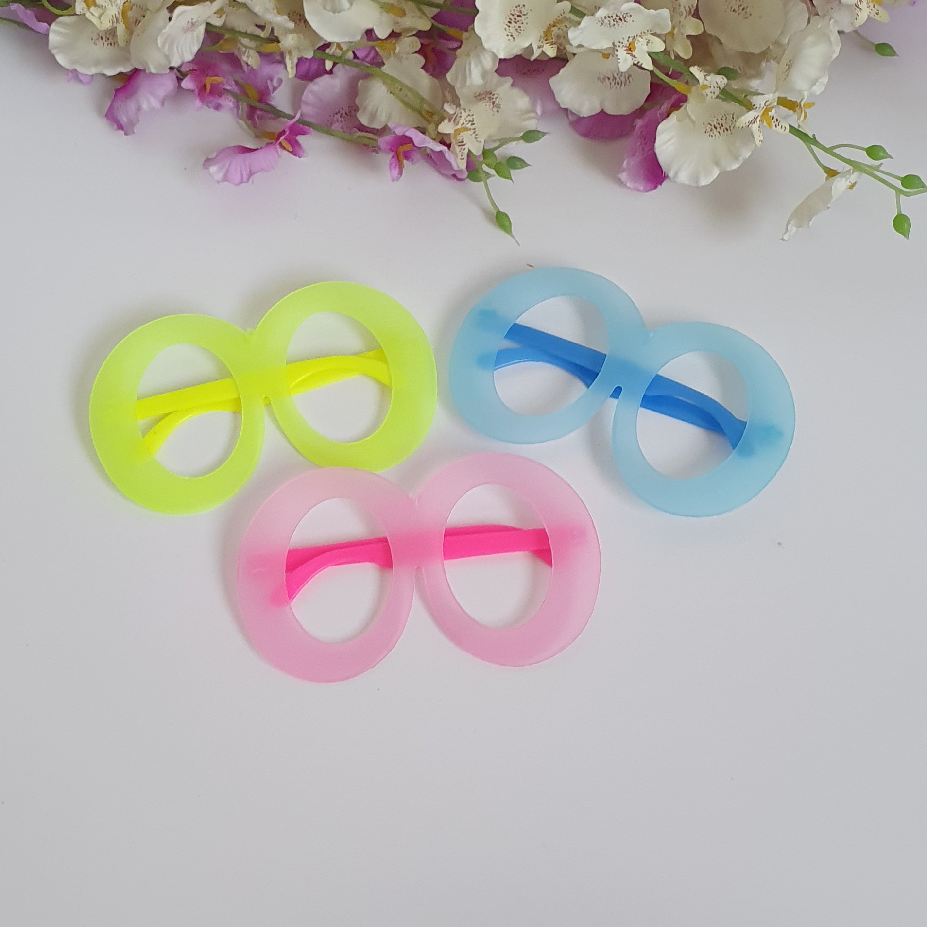 عینک شب تاب بیضی شکل در  سه رنگ آبی . صورتی و فسفری 