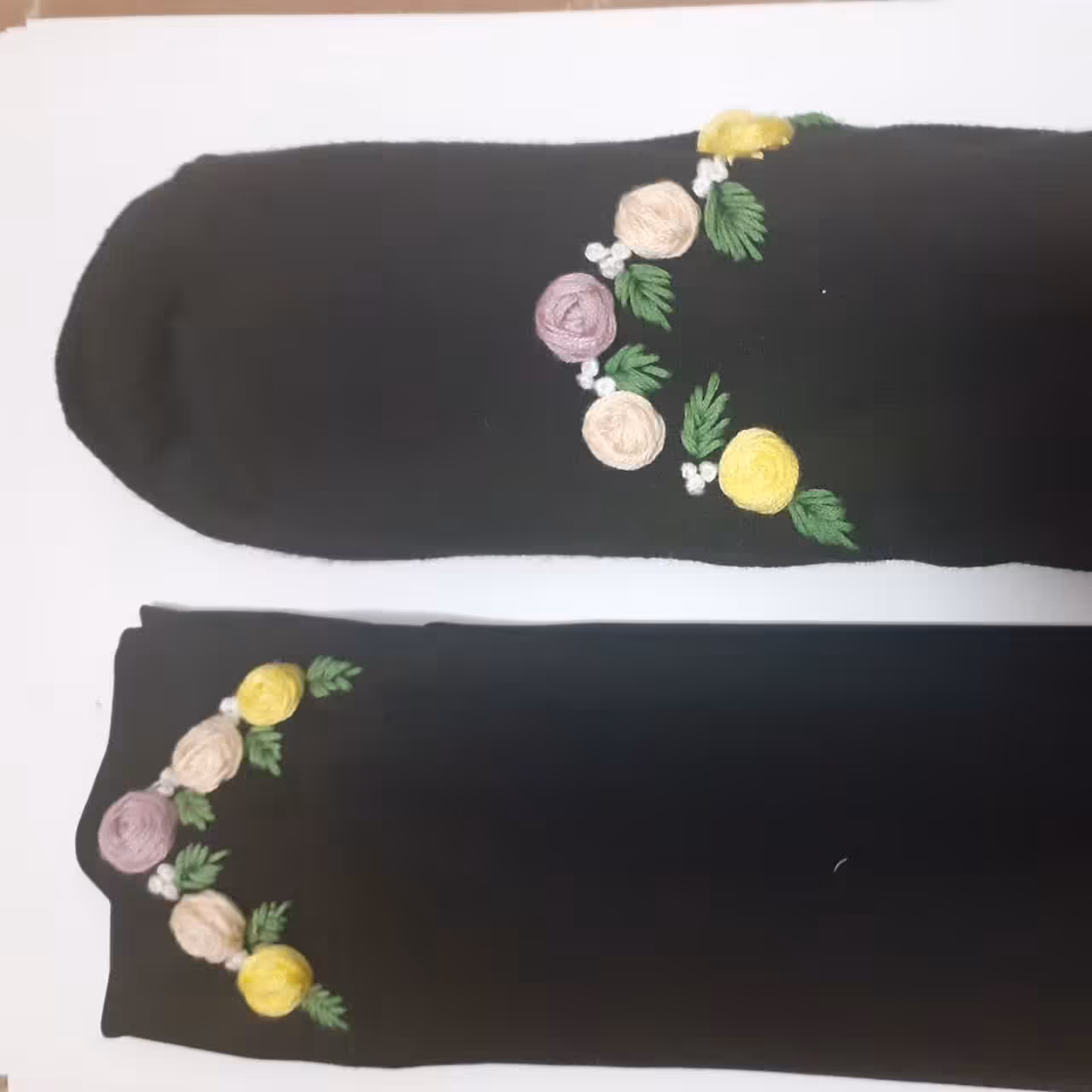 ست جوراب و ساق دست گلدوزی شده 