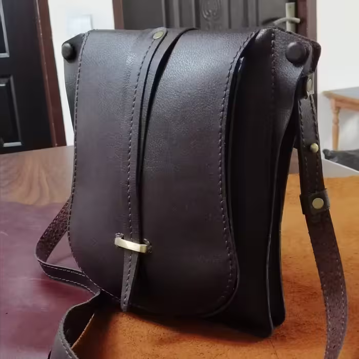 کیف رودوشی چرم طبیعی دست دوز پریا      کد   pmb 801