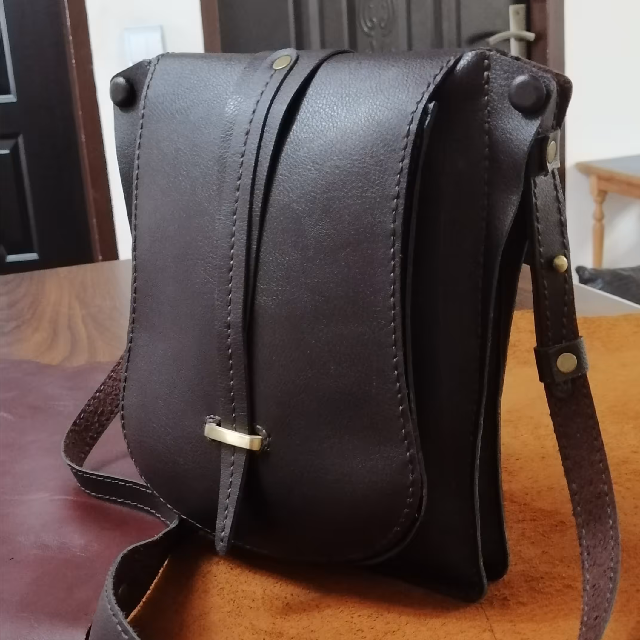 کیف رودوشی چرم طبیعی دست دوز پریا      کد   pmb 801