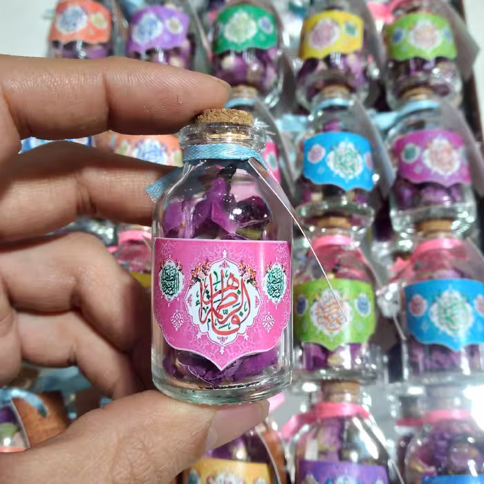 گیفت مذهبی مزین به اسم حضرت زهرا س به همراه تربت کربلا و گل محمدی و مشک خوشبو