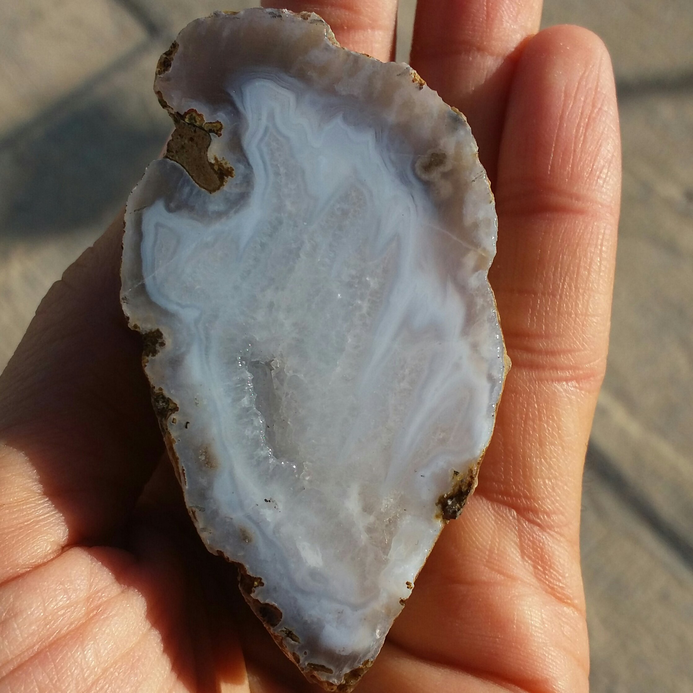 اسلایس سنگ راف عقیق سلیمانی 3بعدی ابر و بادی ژئود دار کاملا طبیعی زیبا محشر
 با قابلیت ساخت چند نگین خاص