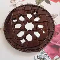 آیینه چرمی کاری متفاوت وزیبا، جای بسیار کمی رو در وسایل وجیب شما میگیره